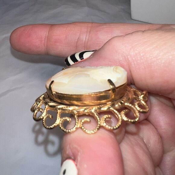 Vintage Gold Tone Cameo Pendant - Picture 5 of 8